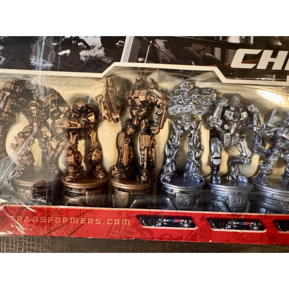 TRANSFORMERS V.S. DECEPTICONS Chess Set 2007 Hasbro Parker Brothers Paramount - Picture 2 of 4